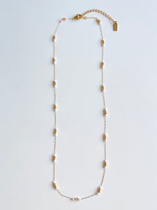 Collier ELNOR - Chaine dorée et perles d'howlite