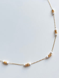 Collier ELNOR - Chaine dorée et perles d'howlite