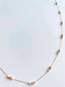 Collier ELNOR - Chaine dorée et perles d'howlite